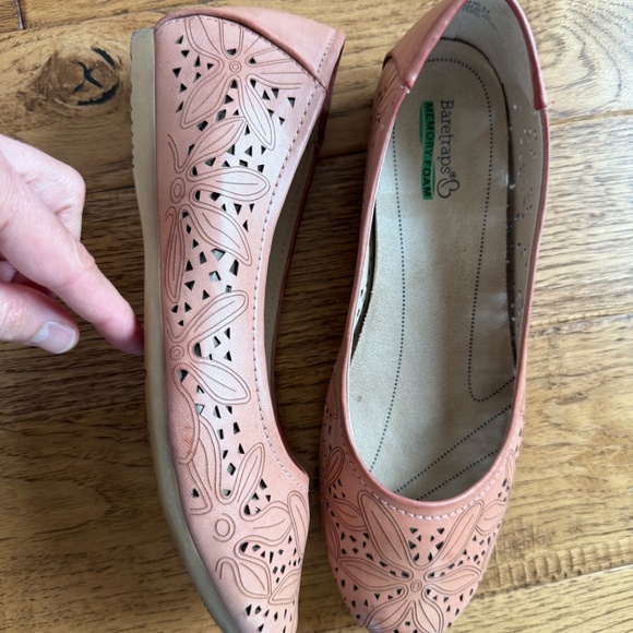 Baretraps Mariah flats, light coral with a laser-cut floral, women's size 9.5 - Picture 4 of 7